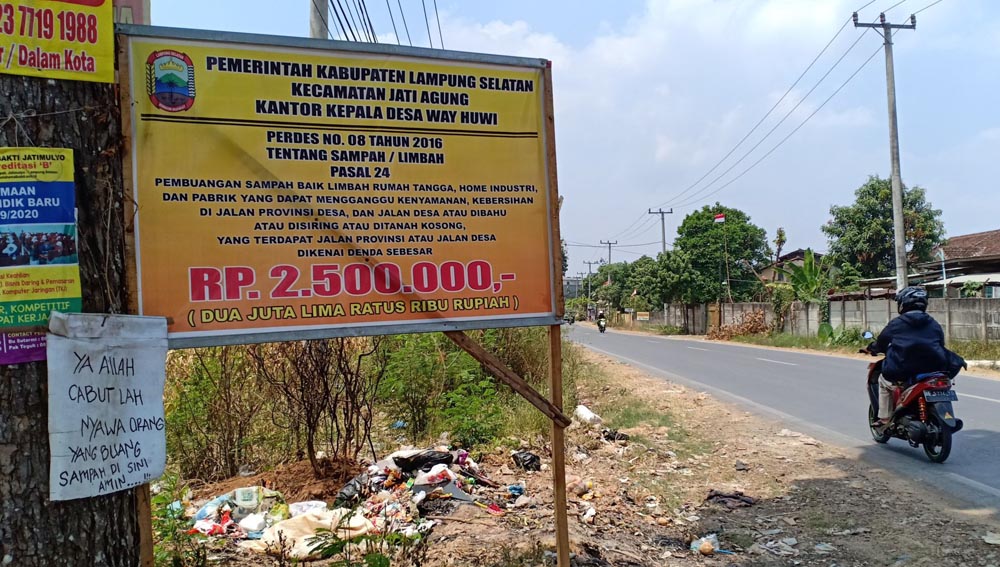 buang-sampah-di-tepi-jalan.jpg