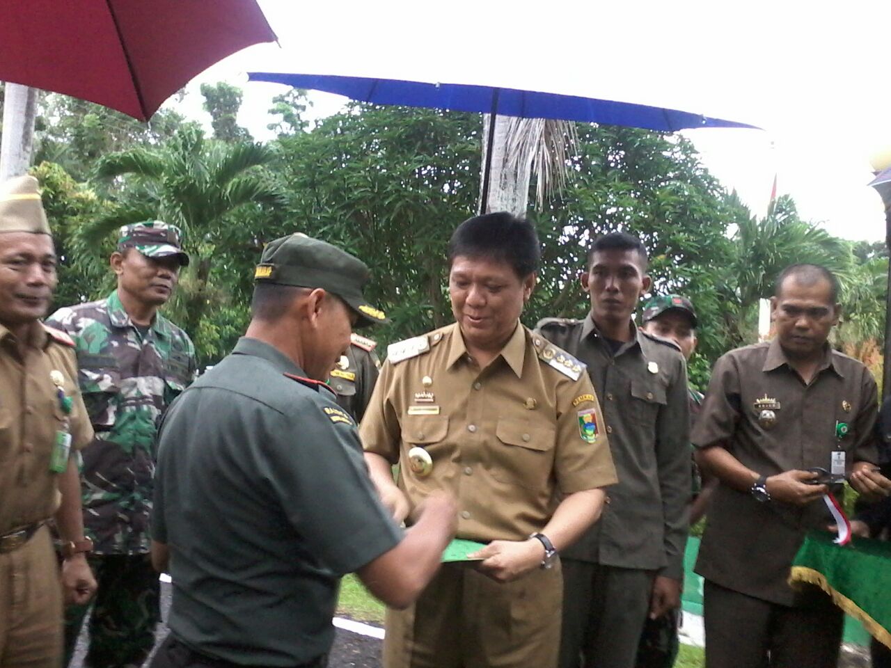 Pemkab Hibahkan 5 Mobil Pikap ke Kodim 0424 Tanggamus