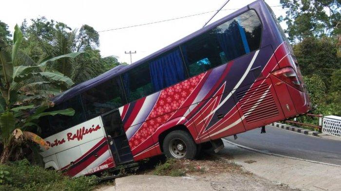 bupati-agus-istiqlal-pastikan-rombongan-santri-lanjutkan-perjalanan-dengan-dikawal-personel-dishub.jpg
