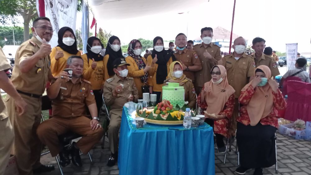 Bupati Lahap Strawberry Rasa Singkong di Stan Bazar Ketahanan Pangan Mesuji Lampung