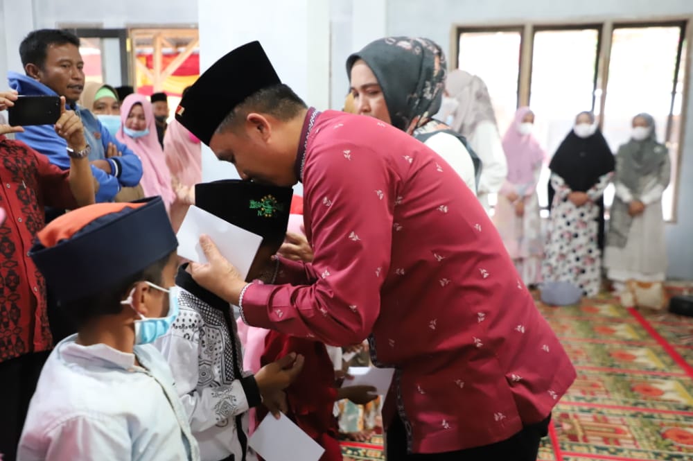 bupati-lampung-barat-kala-memberikan-santunan-kepada-anak-yatim-piatu.jpg