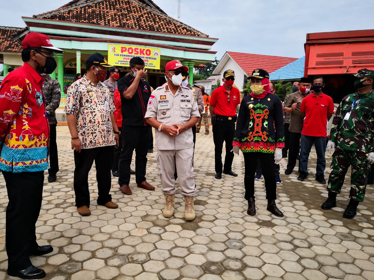 bupati-lamteng-loekman-djoyosoemarto-berbincang-dengan-bupati-tuba-winarti.jpg