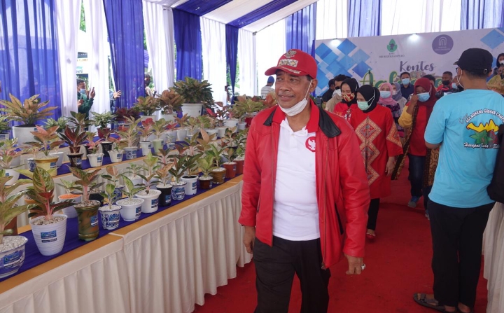 bupati-loekman-djoyosoemarto-ketika-menghadiri-kontes-tanaman.jpg