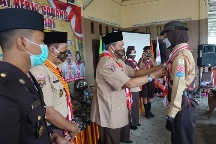 bupati-loekman-djoyosoemarto-saat-membuka-rakercab-pramuka.jpg