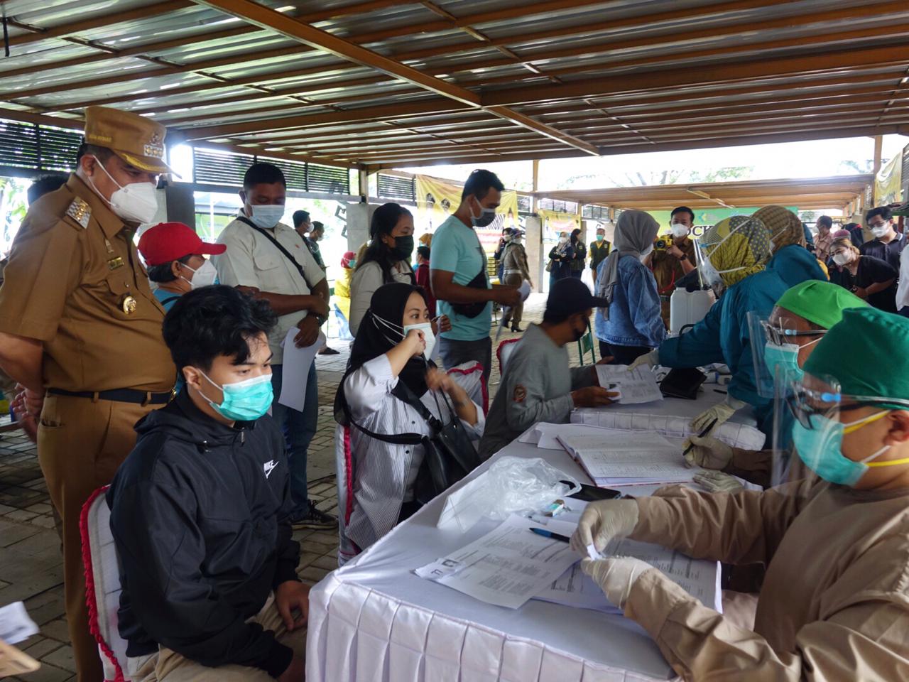 bupati-musa-ahmad-kiri-memantau-kegiatan-mobile-vaksinasi-di-bandar-jaya-barat.jpg