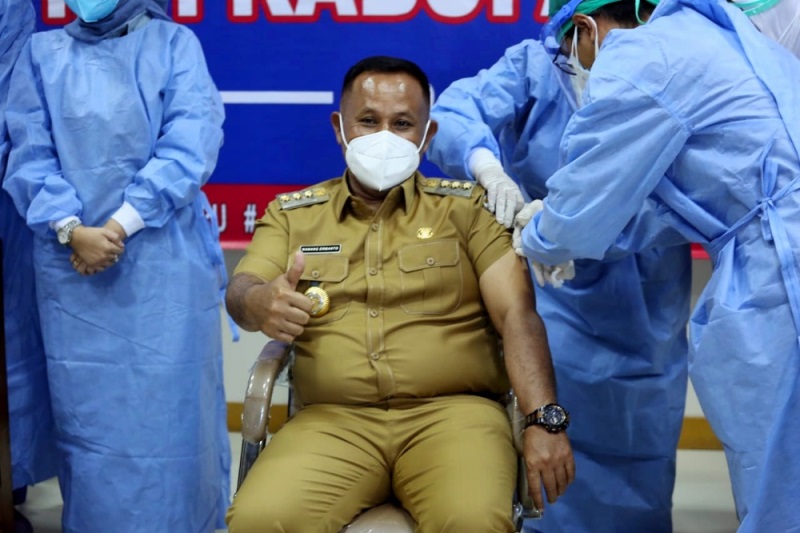 bupati-nanang-dan-sejumlah-forkopimda-jalani-vaksinasi-covid-19-tahap-kedua-di-rsud-bob-bazar.jpg