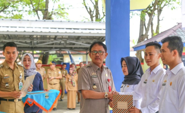 bupati-serahkan-surat-keputusan-sk-cpns.jpg