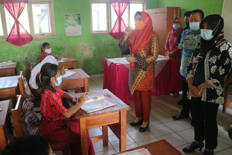 bupati-tanggamus-dewi-handajani-tinjau-pelaksanaan-kegiatan-belajar-tatap-muka.jpg