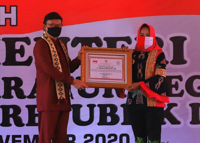 bupati-tulangbawang-winarti-menerima-penghargaan-dari-menpan-rb-tjahyo-kumolo.jpg