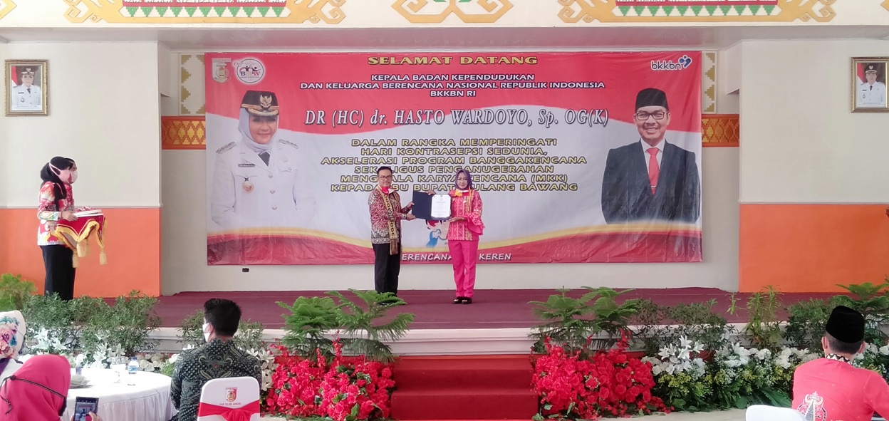 bupati-tulangbawang-winarti-terima-penghargaan-menggala-karya-kencana-dari-bkkbn-ri.jpg