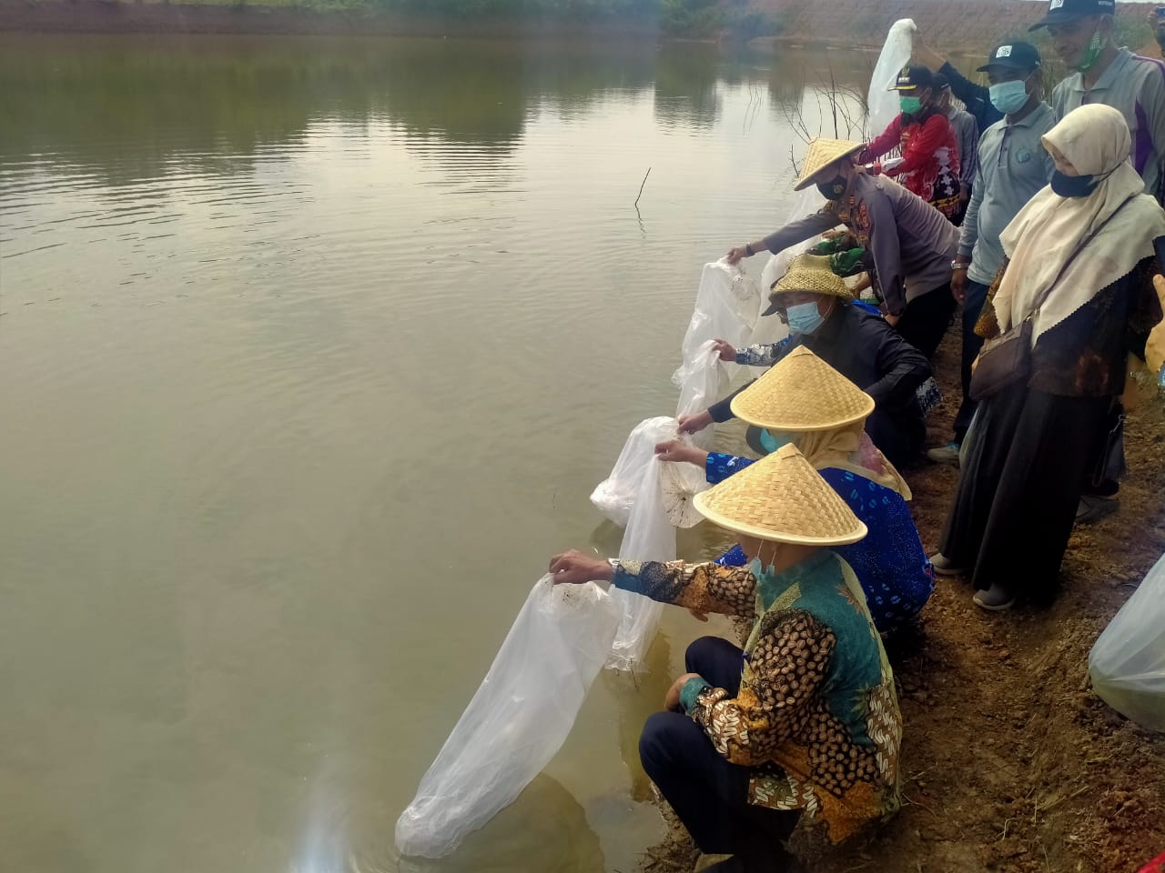 bupati-umar-tebar-ribuan-benih-ikan.jpg