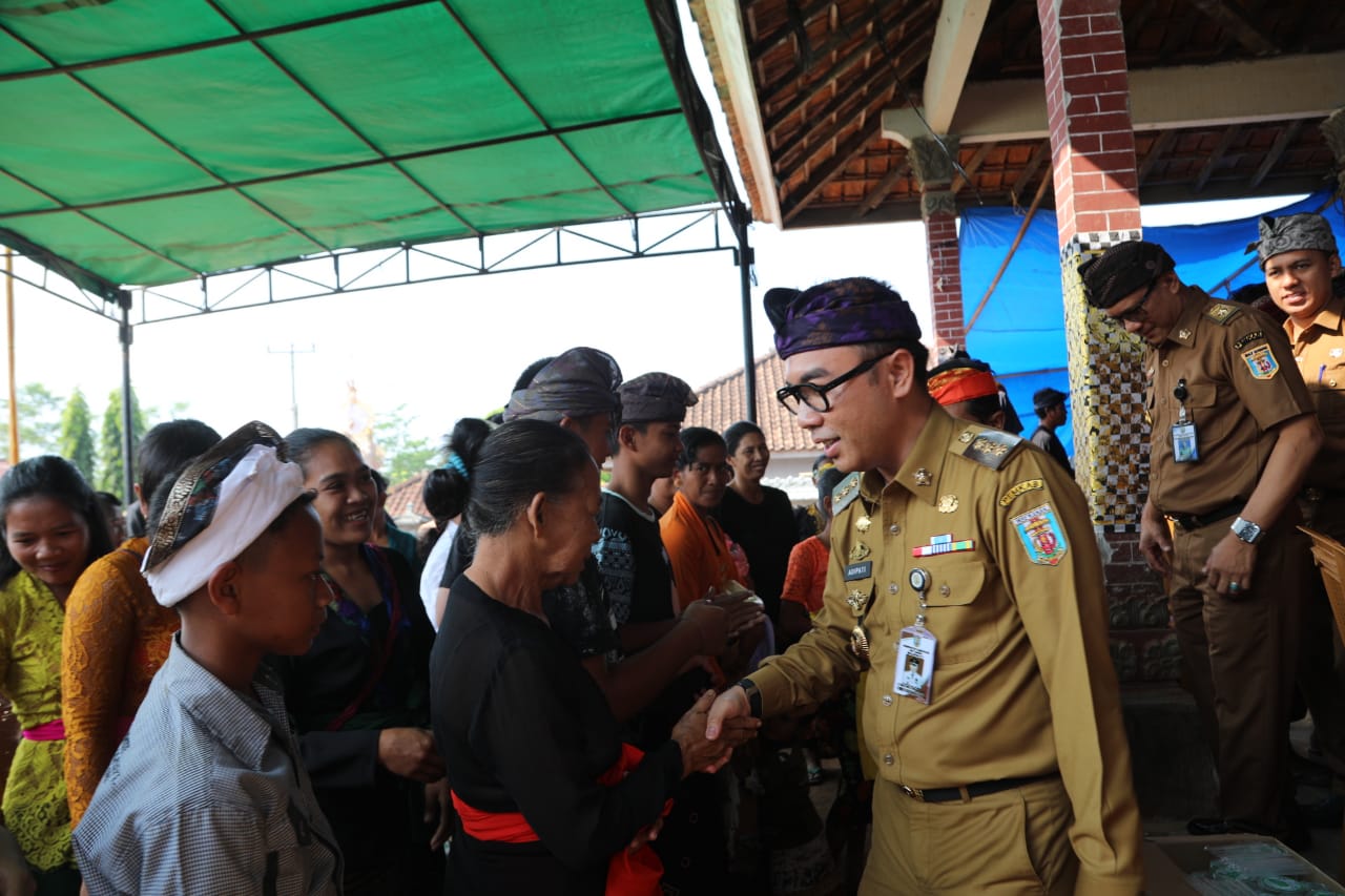 bupati-way-kanan-adipati-hadiri-ngaben-massal-di-banjit.jpg