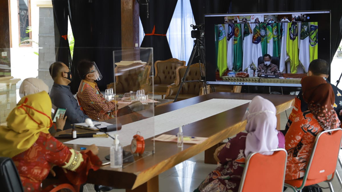bupati-winarti-ikuti-rakor-pencegahan-covid-19-bersama-mendagri-melalui-video-conference.jpg