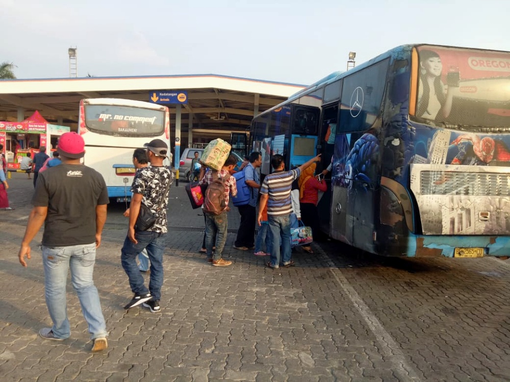 Bahaya, Ada Bus dengan Kaca Bagian Depan Pecah Masih Angkut Penumpang Mudik di Pelabuhan Bakauheni