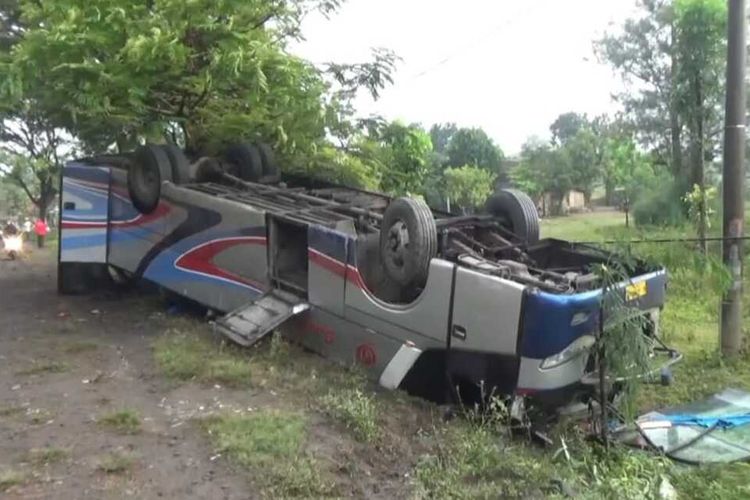 Kecelakaan 2 Bus dan Satu Truk, Sopir Patah Kaki
