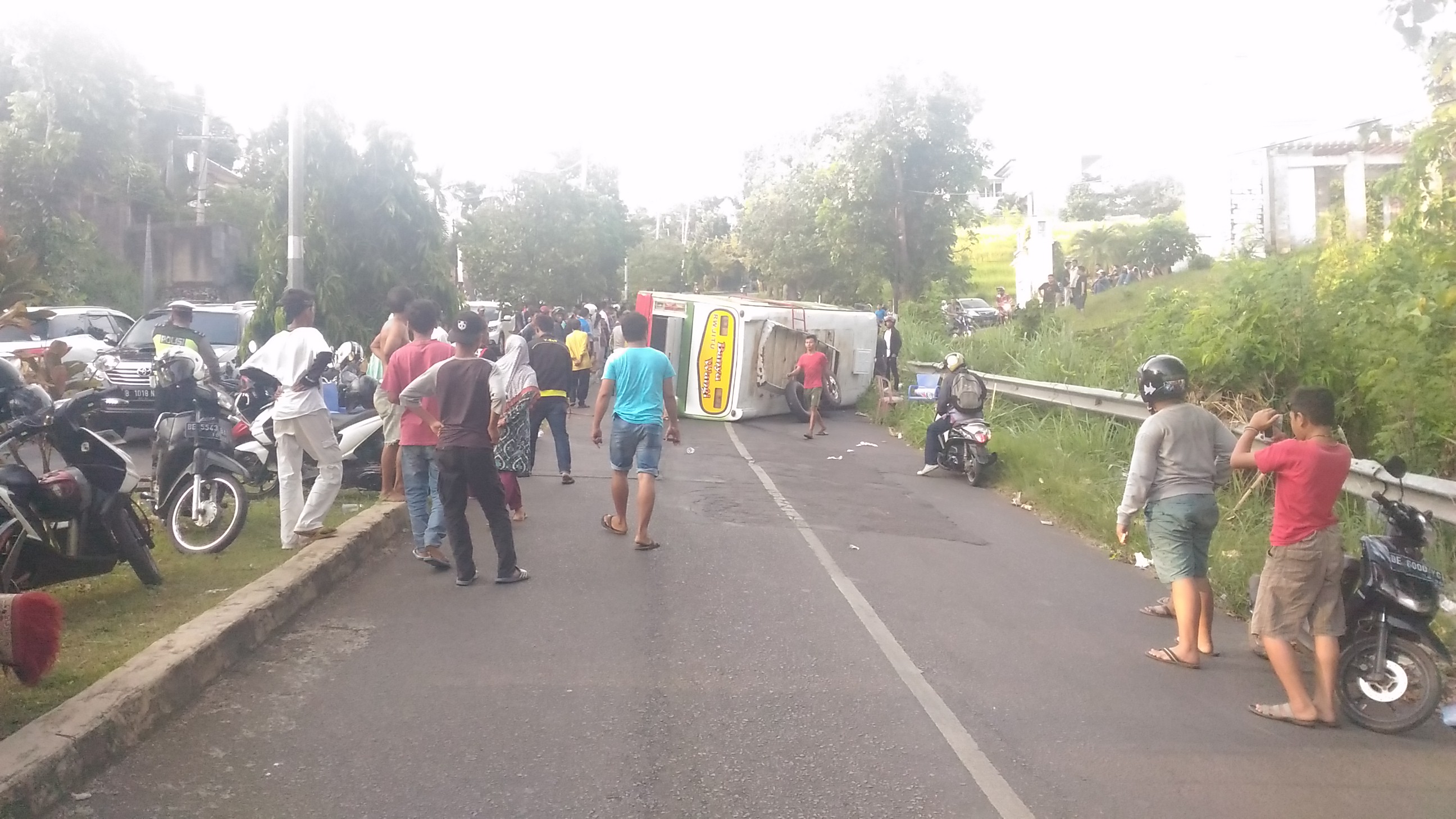 Bus Terbalik di Tanjakan Pangeran Emir M Noer