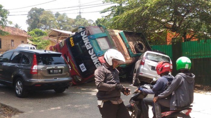 bus-terguling-di-jalan-imba-kusuma_20180924_214255.jpg