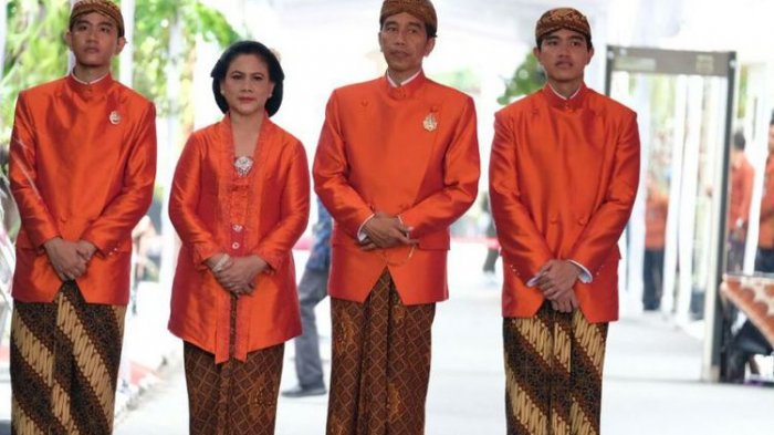 busana-jokowi-dan-keluarga-saat-prosesi-siraman_20171107_144741.jpg