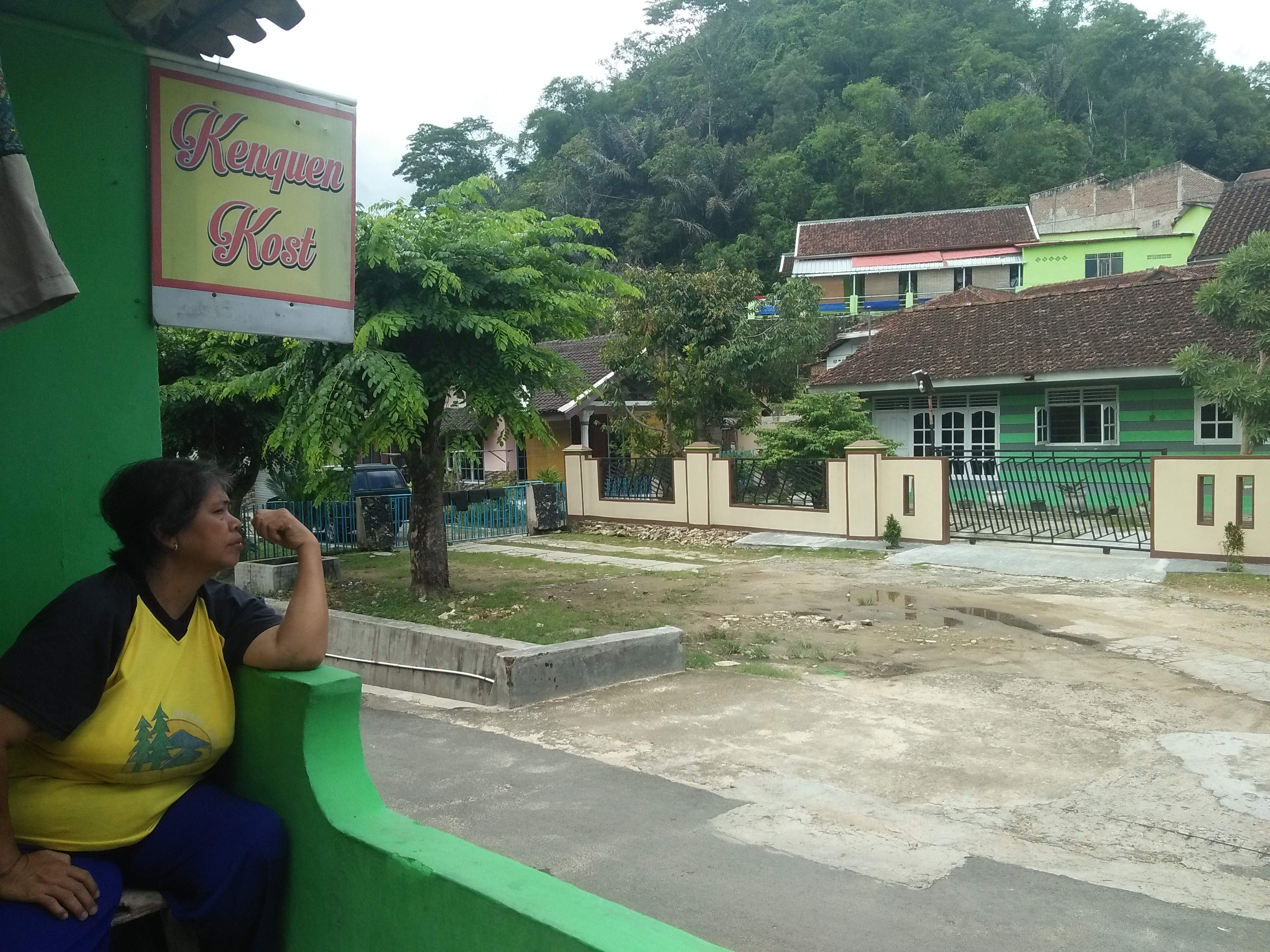 Kawanan Monyet Juga Rutin Turun dari Bukit Banten, Acak-acak Kue hingga Makan Kurma