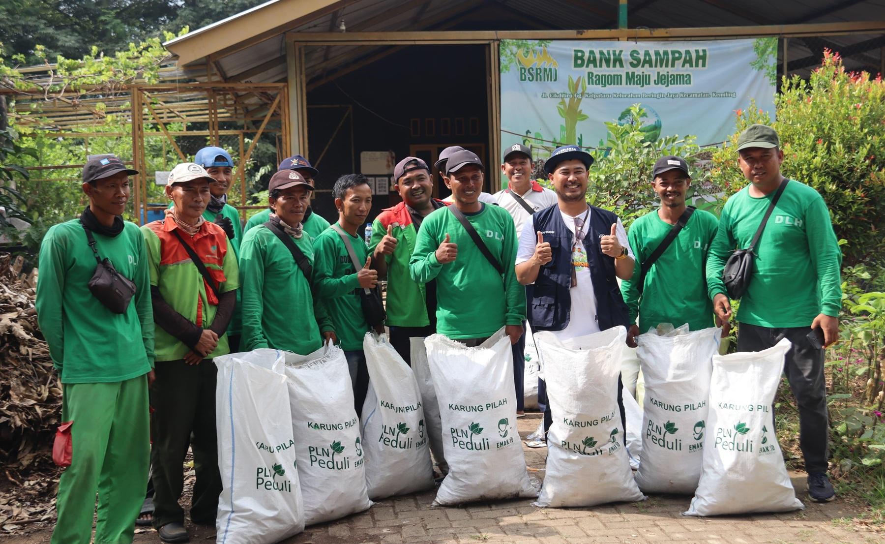 Hari Lingkungan Hidup Sedunia 2025, PLN Lampung Ajak Masyarakat Kumpulkan Ribuan Botol Plastik - clean-up-bersama-pln1.jpg