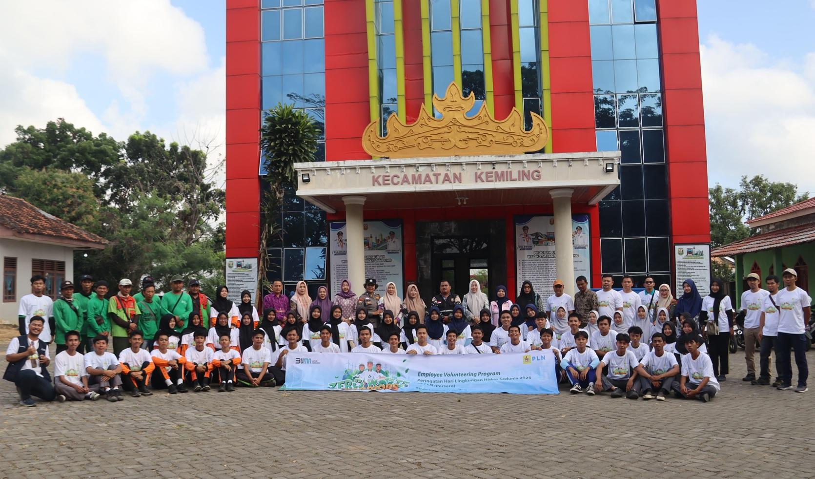 Hari Lingkungan Hidup Sedunia 2025, PLN Lampung Ajak Masyarakat Kumpulkan Ribuan Botol Plastik - clean-up-pln213.jpg