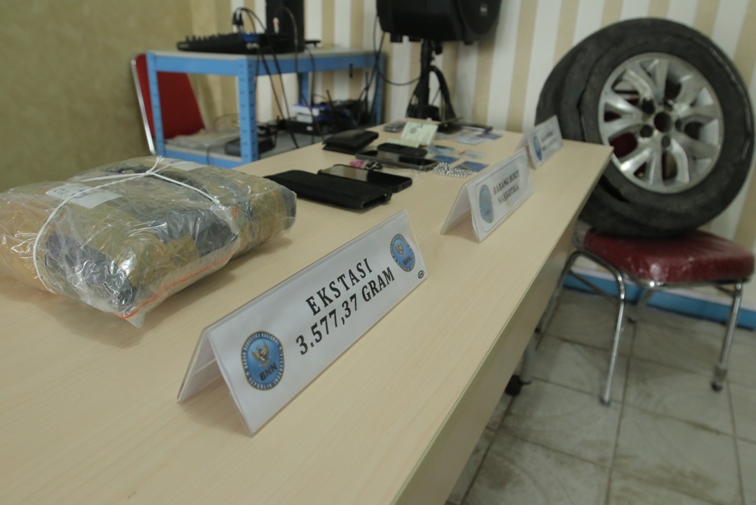 Coba Kelabui Anjing Pelacak, 2 Kurir Aceh Simpan 6 Ribu Ekstasi di Ban Serep Mobil