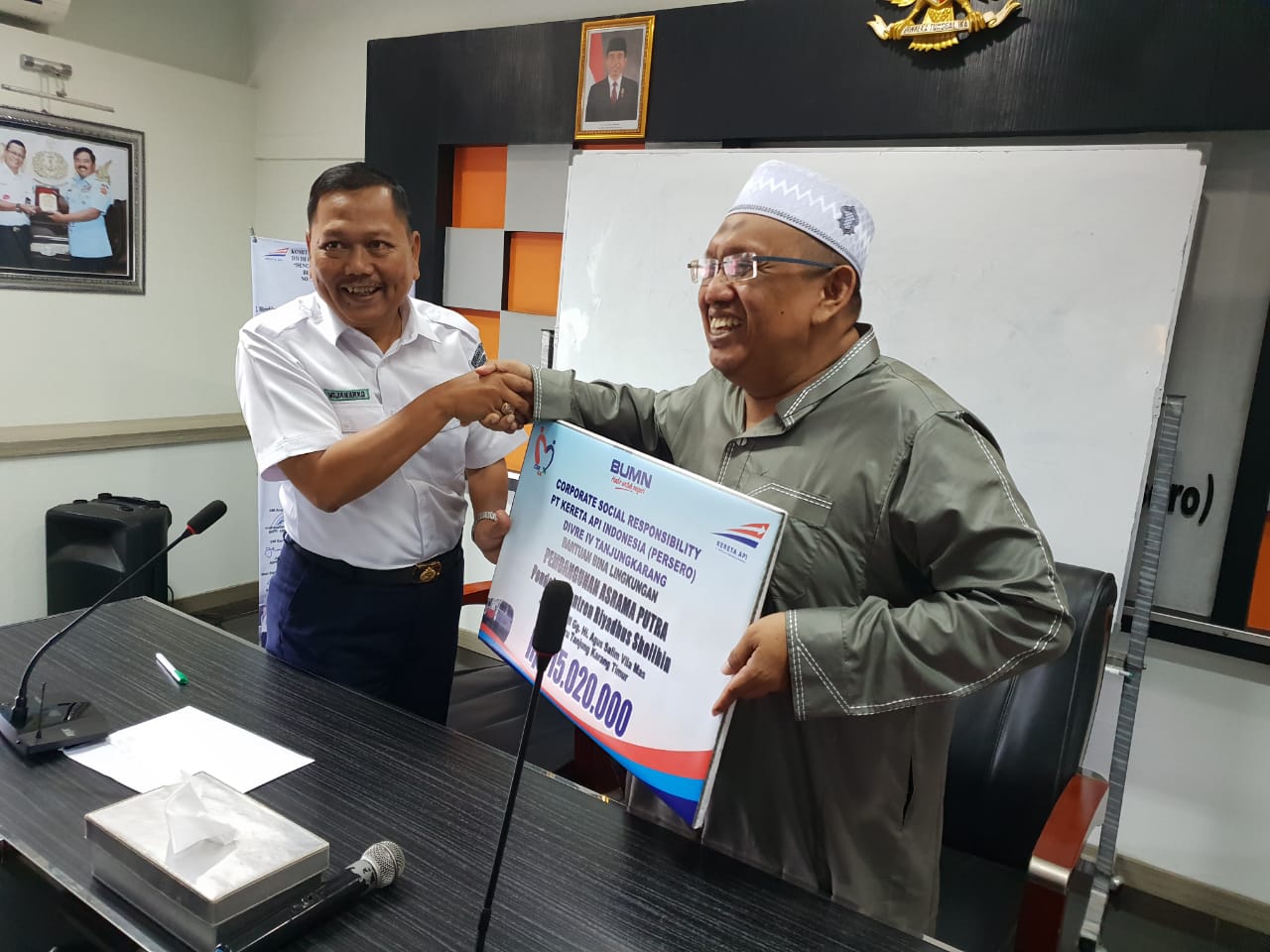 PT KAI Divre IV Tanjung Karang Salurkan Dana CSR untuk Sarana Ibadah