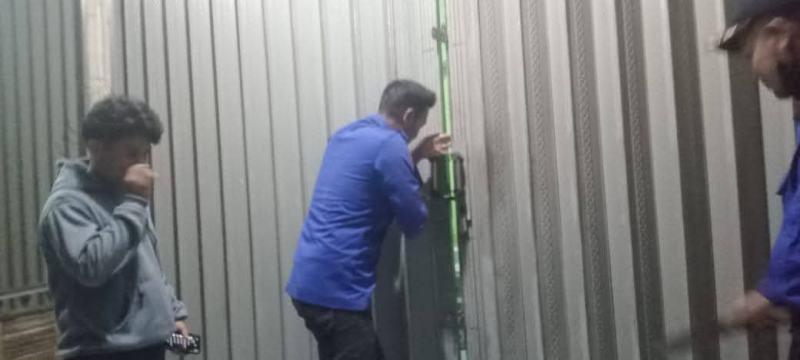 Damkartan Tulangbawang Bantu Warga Kesulitan Buka Pintu Ruko