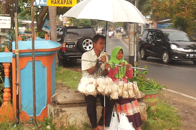 Semangat Penjual Kemplang Tuna Netra Ini Mengalahkan Panasnya Sinar Matahari dan Derasnya Hujan