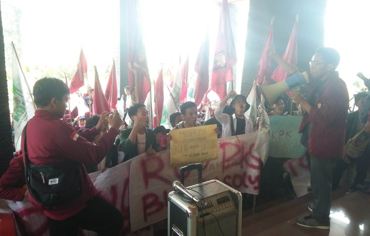 BREAKING NEWS - Puluhan Mahasiswa Unjuk Rasa di DPRD Bandar Lampung, Minta Dewan Lakukan Ini