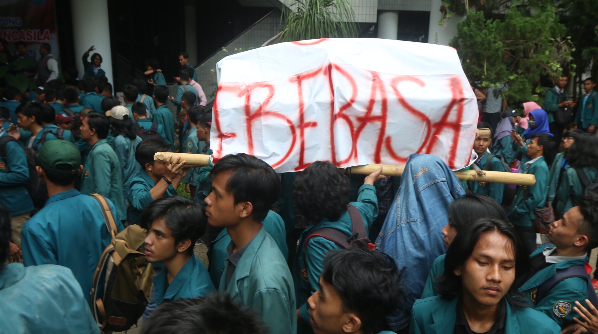 Demo sampai Malam, Seribuan Mahasiswa Unila Minta Kampus Tak Kekang Kebebasan Berorganisasi