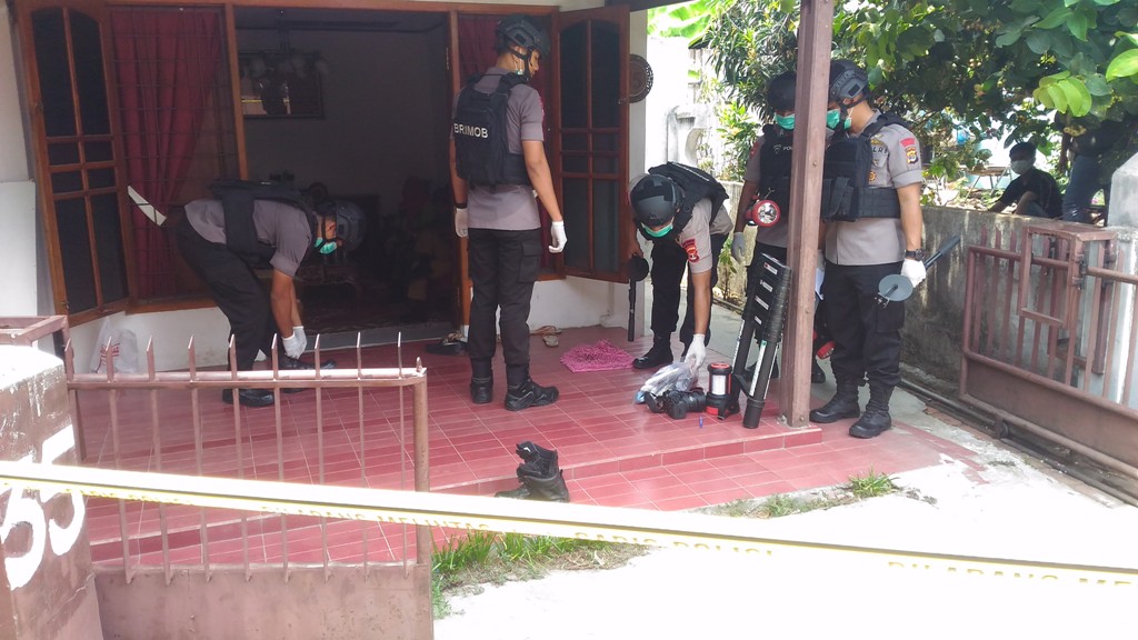 densus-geledah-rumah-terduga-teroris-4.jpg