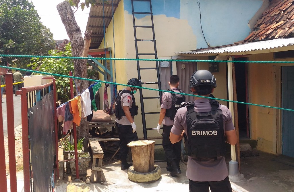densus-geledah-rumah-terduga-teroris-di-enggal-3.jpg
