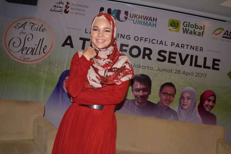 dewi-sandra-diabadikan-dalam-sebuah-acara_20170430_173048.jpg