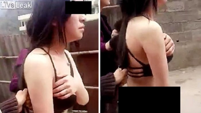 Wanita Diarak Setengah Telanjang Usai Kepergok Tidur dengan Pria Beristri