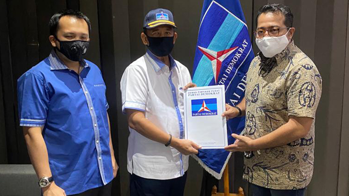 didampingi-eks-gubernur-lampung-djohan-terima-surat-tugas-dpp-demokrat-untuk-pilkada-metro-2020.jpg