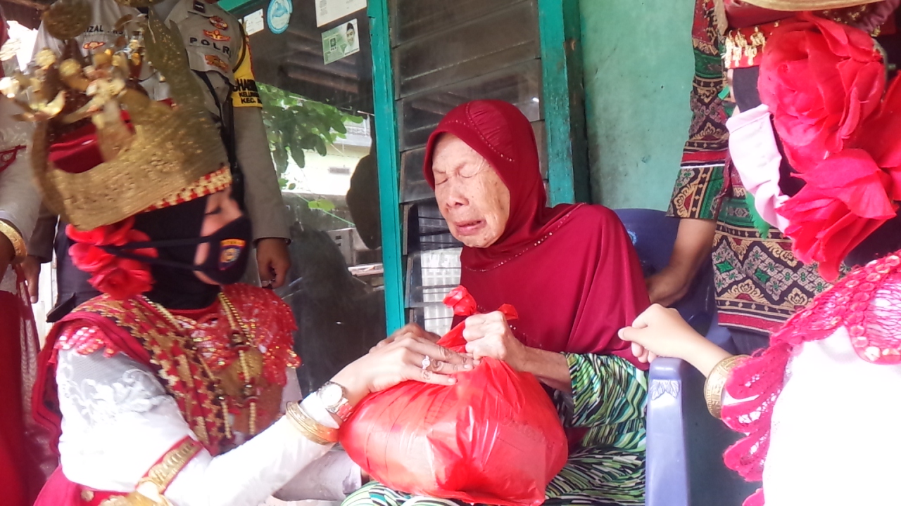 Didatangi Sosok 'Kartini', Nenek Renta di Bandar Lampung Menangis: Seumur-umur Baru Kali Ini