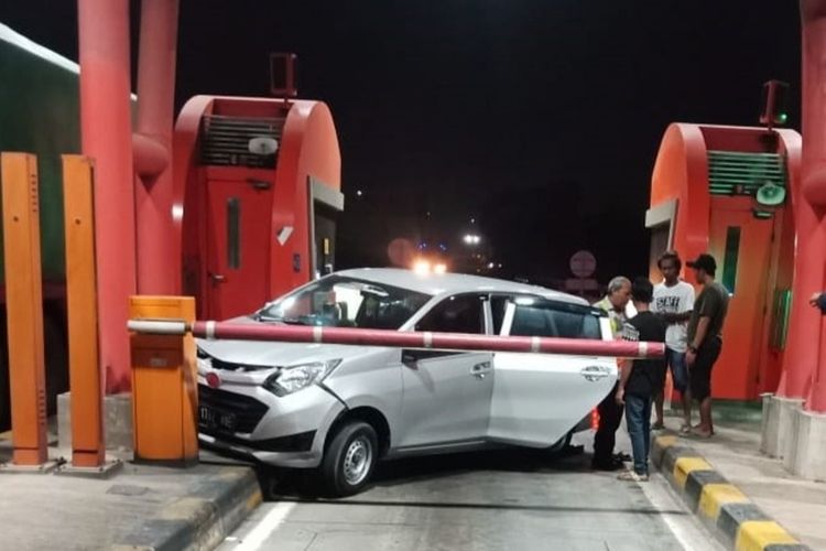 Diejek Begal, Sopir Truk Tabrak Daihatsu Sigra Berisi Rombongan Begal di Pintu Tol Balaraja