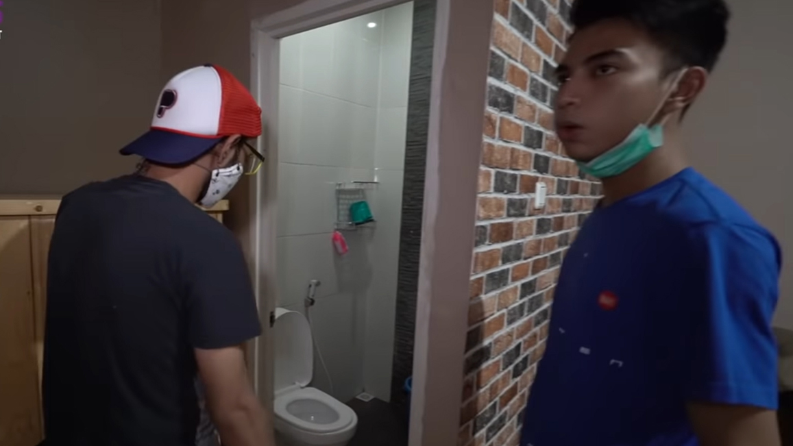 dimas-ramadhan-putuskan-ngekos-bingung-saat-melihat-kamar-mandinya.jpg