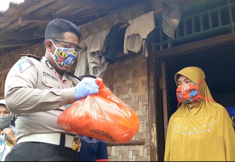 direktorat-lalulintas-polda-lampung-membagikan-paket-sembako.jpg