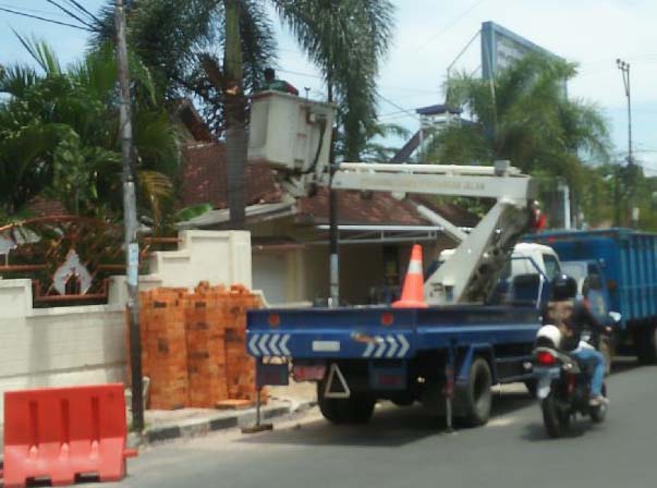 (FOTO) Disbertam Pangkas Pohon di Jalan Mt Haryono