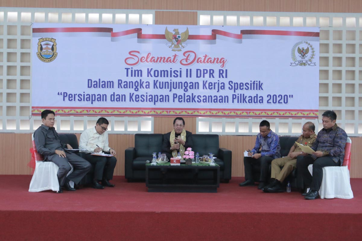 diskusi-terkait-kunjungan-kerja-komisi-ii-di-gedung-semergou.jpg