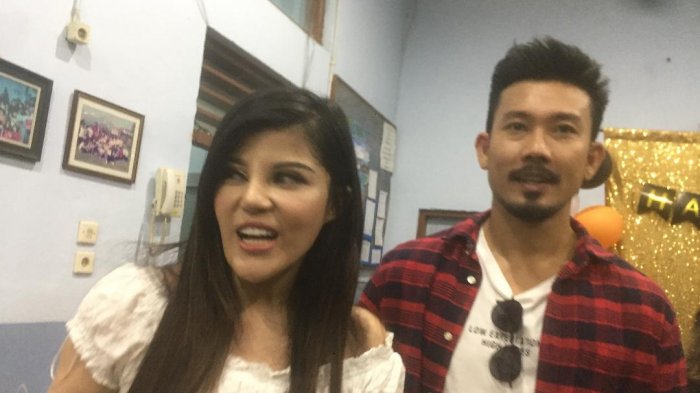 Tuduh Tunangannya Selingkuh, Dita Soedarjo Berantem dengan Denny Sumargo di Mal