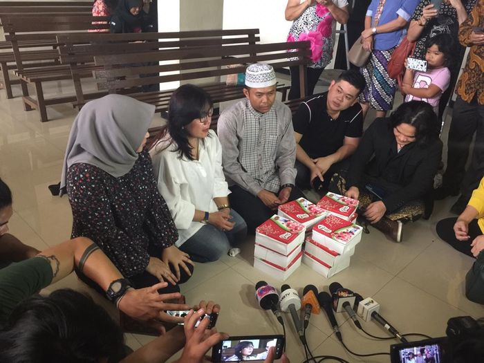 Ustaz dan Pendeta Gelar Doa Bersama, Sang Ibu Tersungkur Dengar Kriss Hatta Bebas