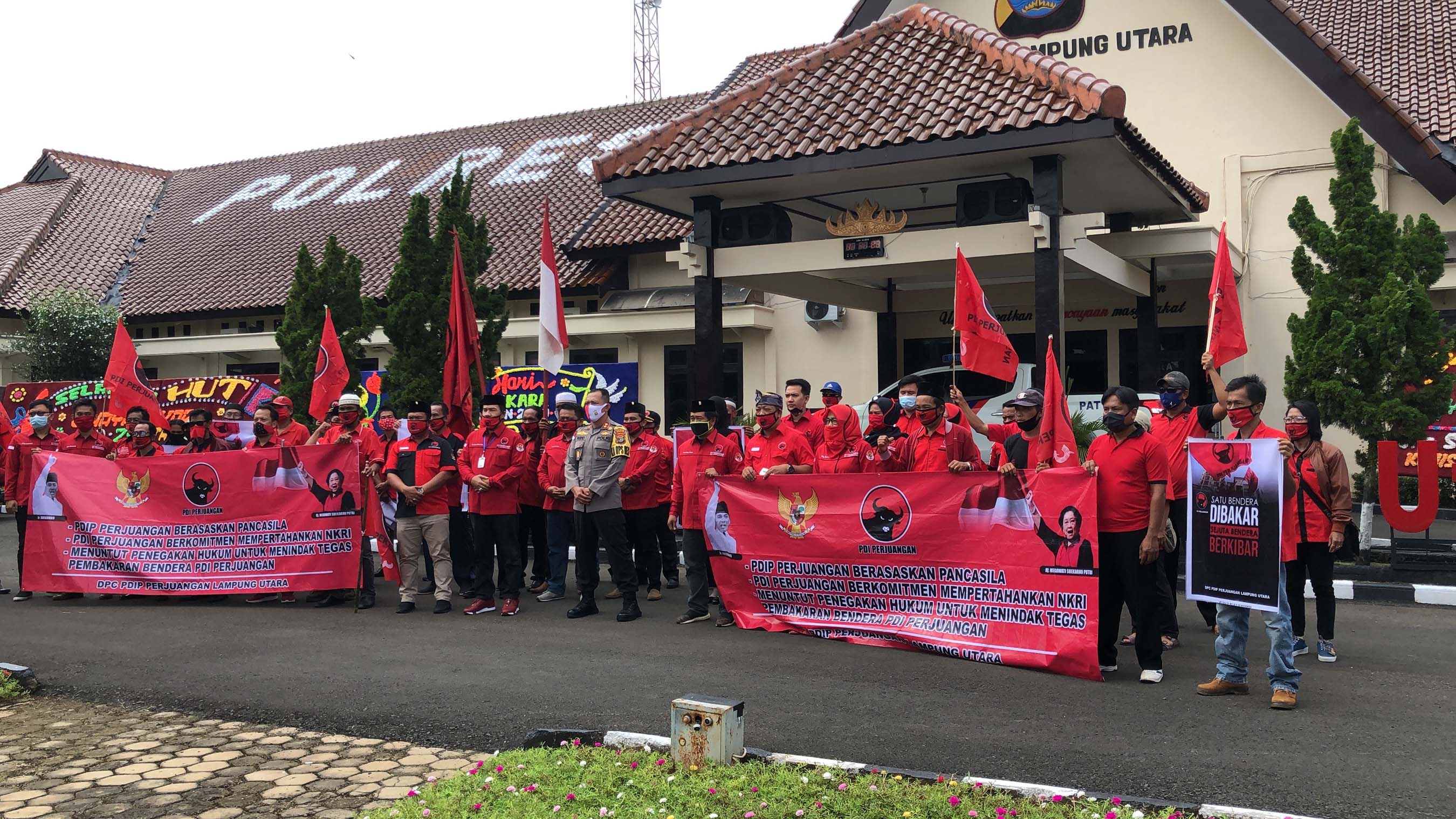 DPC PDIP Datangi Polres Lampura, Minta Polisi Usut Kasus Pembakaran Bendera