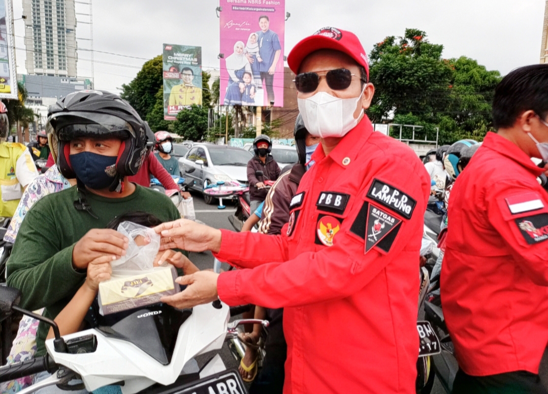 DPD PBB-Denpom II/3 Lampung Lakukan Giat Sosial Berbagi Takjil dan Masker di Tugu Adipura