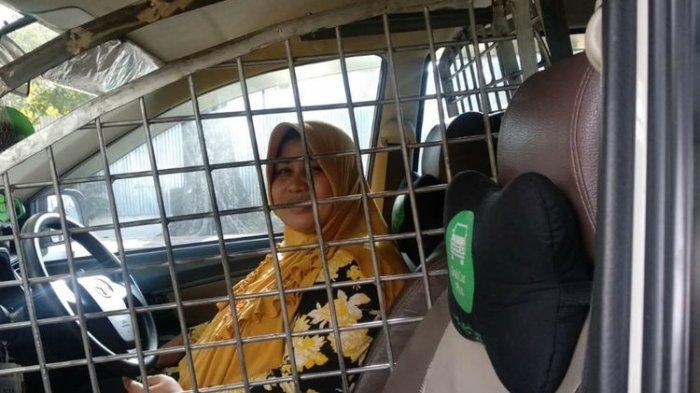 Driver Taksi Online Kerap Jadi Korban Begal, Wanita Sopir Ini Pasang Terali Besi di Dalam Mobil