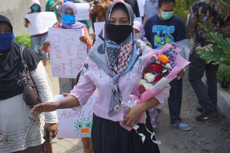 Warga Sambut Antusias Kepulangan Perawat yang Sembuh dari Corona