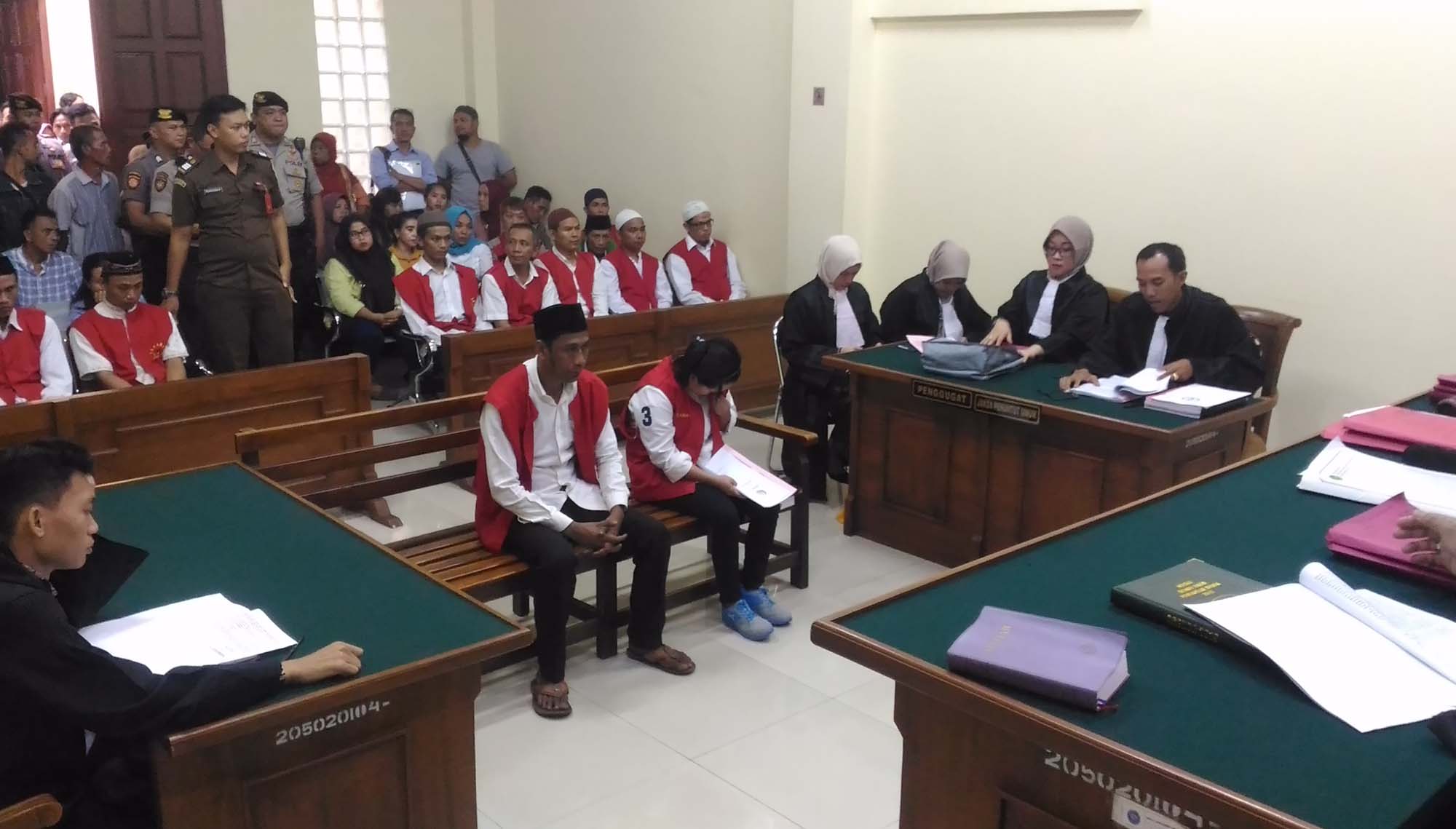 Selingkuhannya Dituntut 18 Tahun Penjara, Wanita Ini Hanya Menangis Sesenggukan