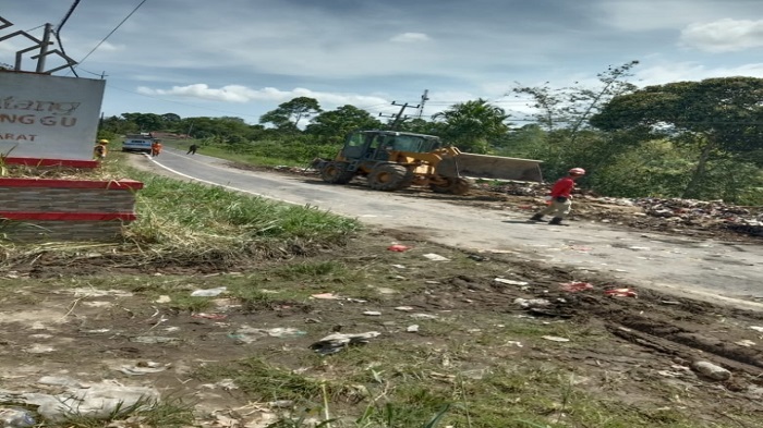 dua-pekan-terbengkalai-gunungan-sampah-di-lampung-barat-diangkut-petugas.jpg